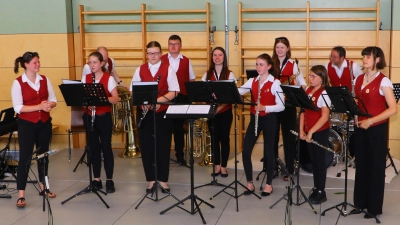 Der Auftritt der Nachwuchskapelle unter der Leitung von Jessica Zimmer (links” (Bild: Alfred Geitner)