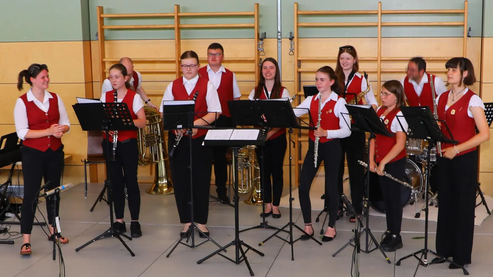 Der Auftritt der Nachwuchskapelle unter der Leitung von Jessica Zimmer (links” (Bild: Alfred Geitner)