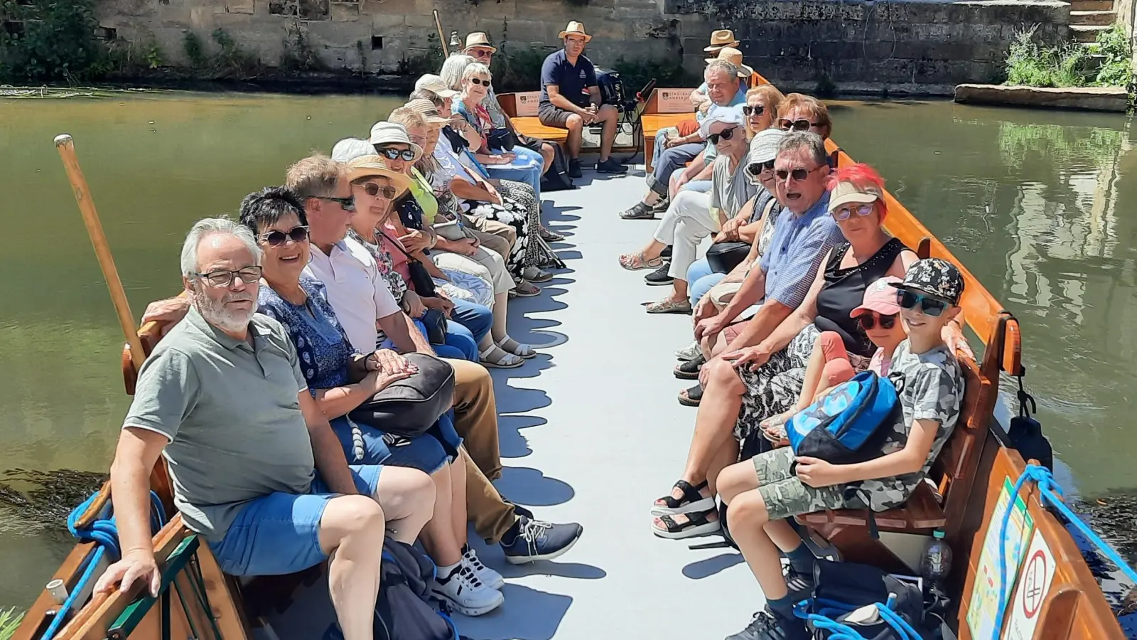 Die Plätte, voll besetzt mit Mitgliedern der VdK Illschwang, vor der Abfahrt an der Schiffbrücke inAmberg  (Bild: Norbert Weis)