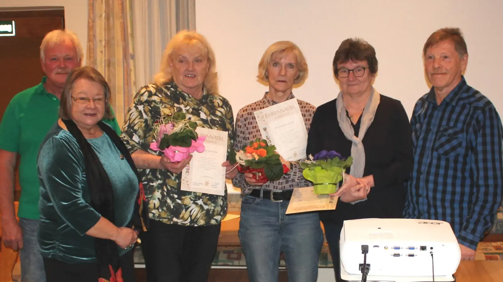 Im Namen des Bezirks- und des Kreiserbands für Gartenbau lobten Rosa Prell (Zweite von links) und Josef Höllerl (rechts) die unter Leitung von André Dietrich (links) geleistete Arbeit des Gartenbauvereins Neustadt am Kulm. Dritte bis Fünfte von links: Maria Sehnke, Arina Schultes und Carola Gebhardt, die für je 15 Jahre Mitgliedschaft geehrt wurden. (Bild: Bernhard Piegsa)