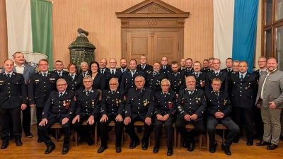 Die Geehrten zusammen mit Landrat Hubert Schicker (rechts), den Bürgermeistern Tina Zeitler und Michael Schedl und den Mitglieder der Kreisführung KBR Stefan Gleißner, KBI Klaus Schicker und KBM Helmut Czepa. (Bild: Florian Trißl)