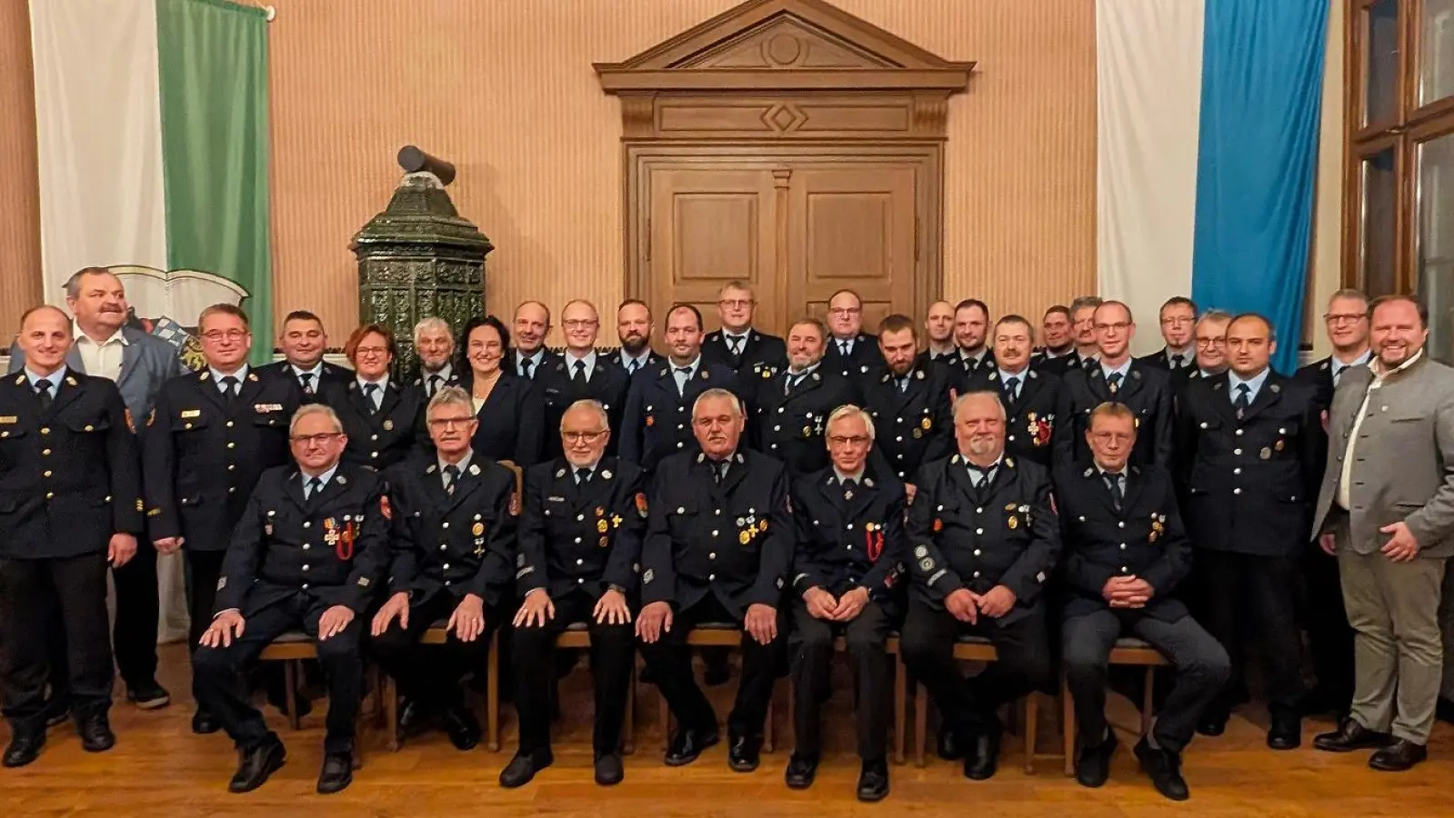 Die Geehrten zusammen mit Landrat Hubert Schicker (rechts), den Bürgermeistern Tina Zeitler und Michael Schedl und den Mitglieder der Kreisführung KBR Stefan Gleißner, KBI Klaus Schicker und KBM Helmut Czepa. (Bild: Florian Trißl)