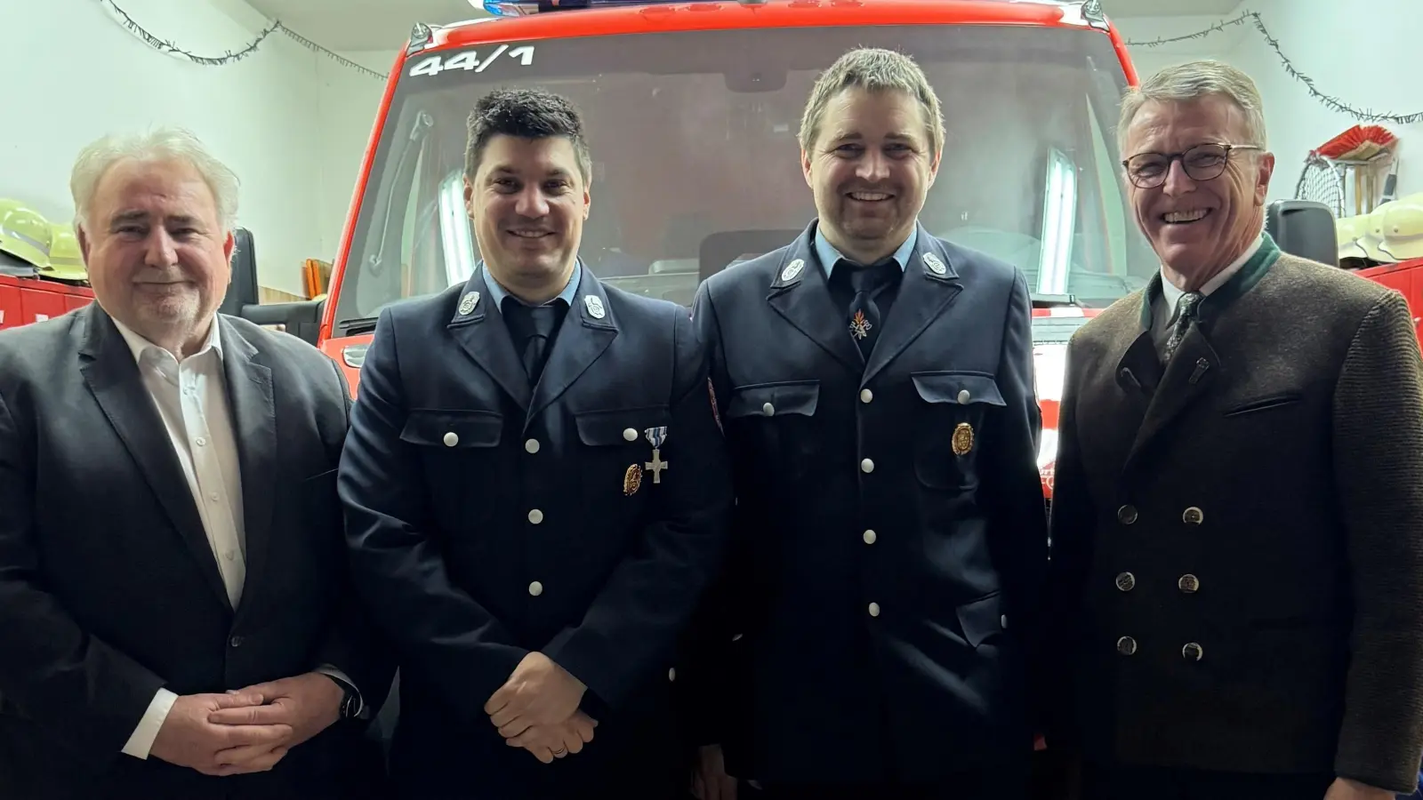 Erster Bürgermeister Franz Stahl (r.) und 2. Bürgermeister Peter Gold (l.) gratulierten 1. Kommandanten Marco Kreger (2.v.r.) sowie 2. Kommandanten Jürgen Hopf (2.v.l.) persönlich zur Wiederwahl. (Bild: Ramona Schiml-Bäuml)