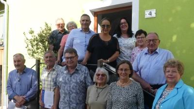 Kreisvorsitzende Karola Brust (Oben Mitte), Bürgermeister und Vorstandsmitglieder dankten sechs VdK-Mitgliedern für langjährige Mitgliedschaft. (Bild: Walther Hermann)