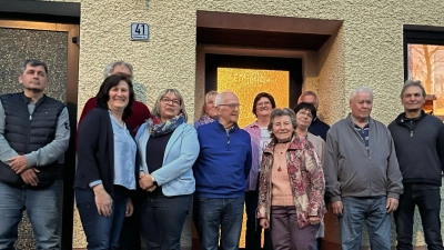 Die anwesenden Geehrten mit Jugendwartin Michaela Hetzenecker (ab 2. v.l.), Spartenleiter Werner Lang und Zweitem Bürgermeister Josef Weinfurtner (r.). (Bild: Alois Hofmann)
