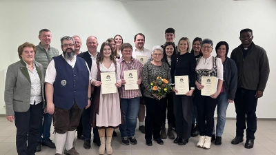 Zeigt alle Geehrten, von links: OSB-Vizepräsidentin Herta Zeiler, 2. Vorsitzenden Heiko Friedrichs, Schützenmeister Florian Friedl, Gauschützenmeister Klaus Ketzler, 1. Bgm Marcus Eichenmüller, Nicole Siegert, Anna Wagner, Constanze Pausch, Manuela Friedl, Fabian Rom, Margarete Schmidt, Magdalena Kellner, Lukas Siegert, Viktoria Kraus, Susanna Kindzorra, Michaela Prüll, Maria Schanderl, Pfarrvikar Ndudi. (Bild: Constanze Pausch)