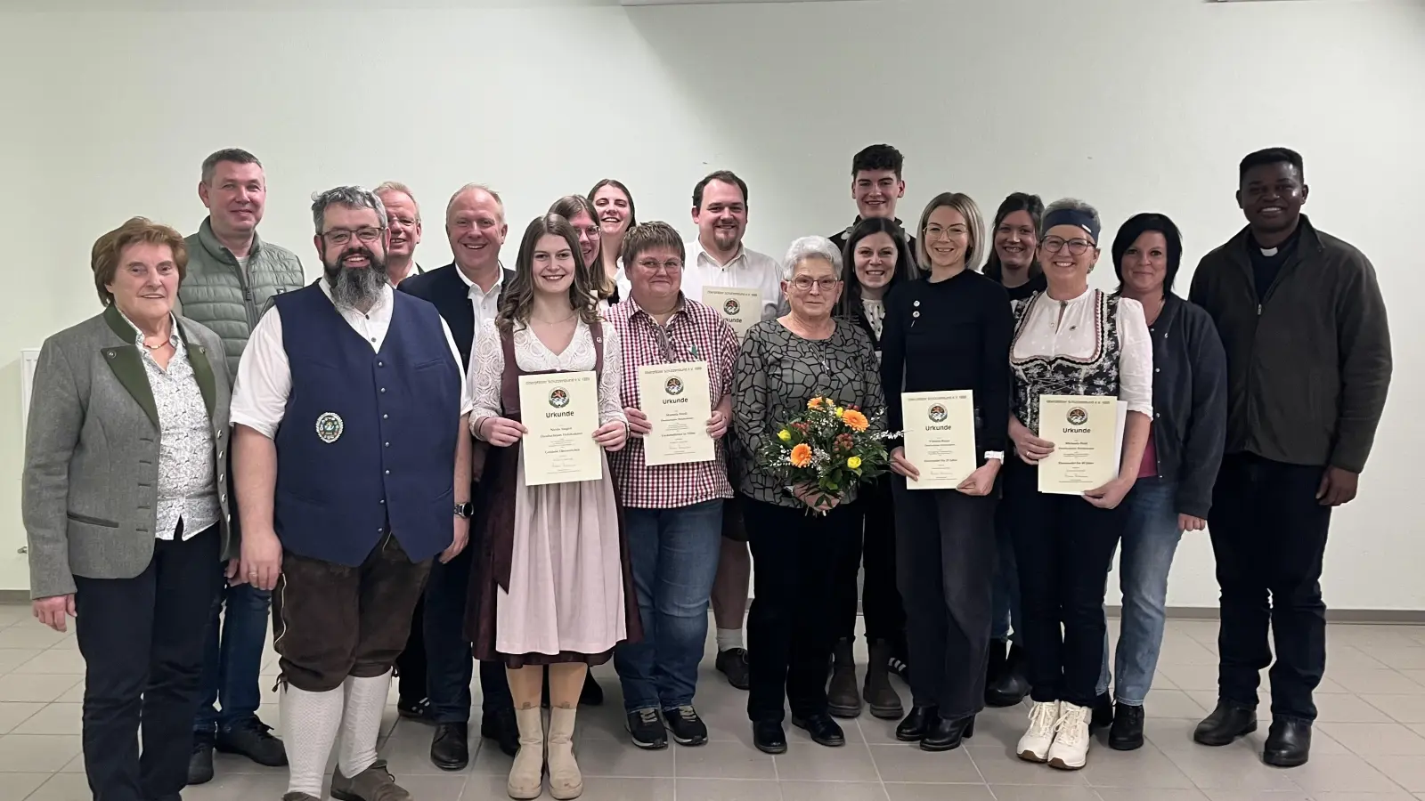 Zeigt alle Geehrten, von links: OSB-Vizepräsidentin Herta Zeiler, 2. Vorsitzenden Heiko Friedrichs, Schützenmeister Florian Friedl, Gauschützenmeister Klaus Ketzler, 1. Bgm Marcus Eichenmüller, Nicole Siegert, Anna Wagner, Constanze Pausch, Manuela Friedl, Fabian Rom, Margarete Schmidt, Magdalena Kellner, Lukas Siegert, Viktoria Kraus, Susanna Kindzorra, Michaela Prüll, Maria Schanderl, Pfarrvikar Ndudi. (Bild: Constanze Pausch)