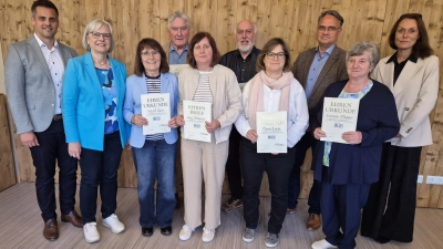 Rudolf Teplitzky jun., Ortrud Sperl (links) und Manuel Sennert (3. von rechts) ehrten folgende Mitglieder: Irmgard Bayer, Manfred Schwingl, Gisela Dirnberger, Horst Bittner, Marina Schießl, Annemarie Mösbauer und Anja Pongratz (von links). Albert Greß und Carolin Folson sind nicht am Bild. (Bild: Annemarie Mösbauer)