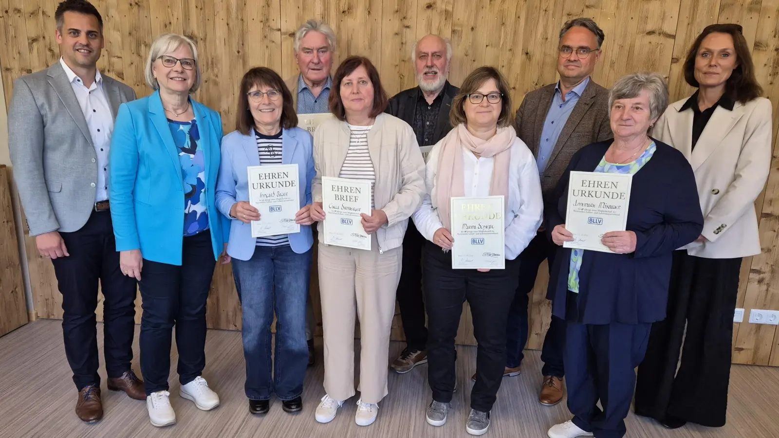 Rudolf Teplitzky jun., Ortrud Sperl (links) und Manuel Sennert (3. von rechts) ehrten folgende Mitglieder: Irmgard Bayer, Manfred Schwingl, Gisela Dirnberger, Horst Bittner, Marina Schießl, Annemarie Mösbauer und Anja Pongratz (von links). Albert Greß und Carolin Folson sind nicht am Bild. (Bild: Annemarie Mösbauer)