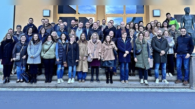 Ehemalige Lobkowitzer und ihre Lehrkräfte kehrten nach 25 Jahren an ihre Realschule am Bildungshügel zurück.  (Bild: Reinhard Kreuzer)