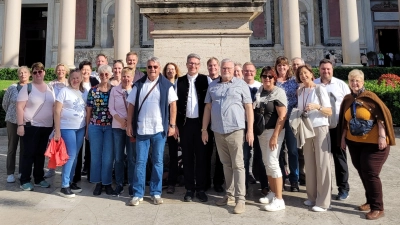Die Pilgergruppe der Pfarrei St. Konrad vor der Basilika „St. Paul vor den Mauern” in Rom. (Bild: Michael Jakob)