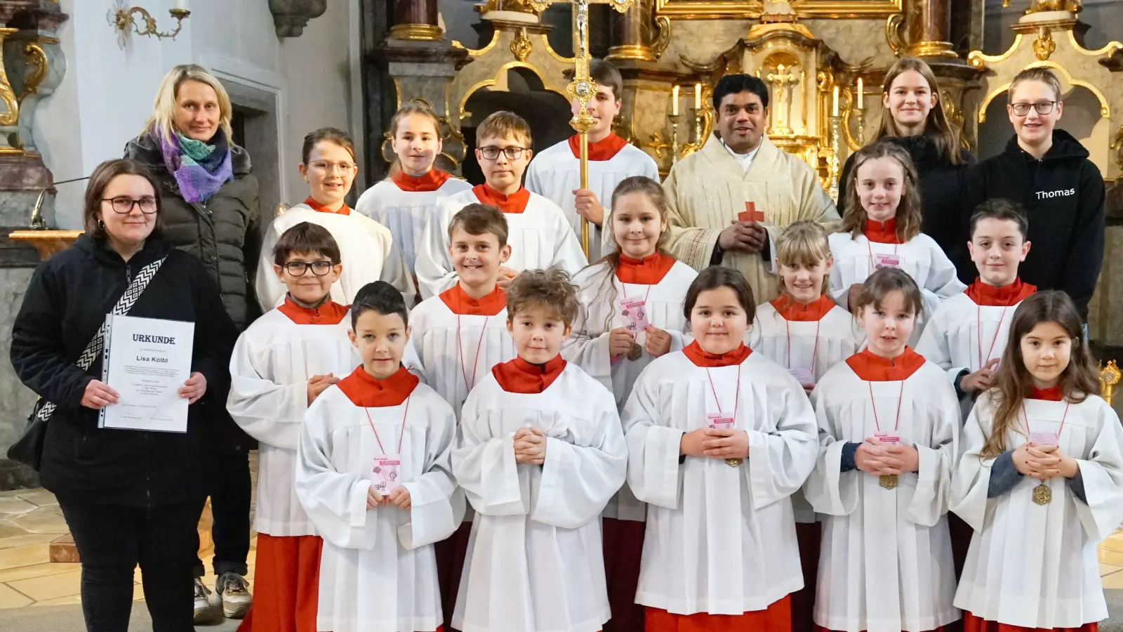 Kaplan Chinna Dola, Anita Niebauer sowie die Gruppenleiter Lea Gürtler und Thomas Niebauer (oben rechts) freuen sich über die neuen Ministrantinnen und Ministranten. Lisa Kölbl (links) wurde feierlich verabschiedet. (Bild: Martin Uschold)
