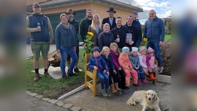 Sie sind recht stolz auf das Geleistete. Bürgermeister Johannes Schmid (rechts) und die „Brunnloher” freuen sich über das Hutzabankerl. Mit einem kleinen Straßenfest wurde das Ereignis gleich gefeiert.  (Bild: Gerhard Löckler )