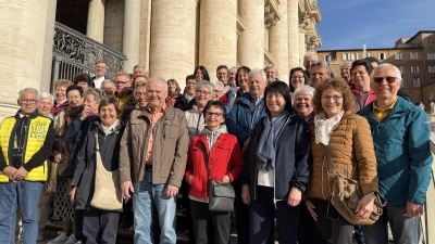 Strahlende Gesichter der Teilnehmer an der Fassade des Petersdoms in Rom nach der Abschlussmesse. (Bild: Angela Fleischmann)