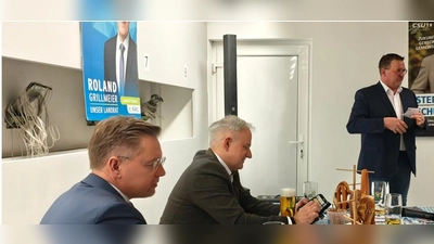 Landtagsvizepräsident Tobias Reiß und Landrat Roland Grillmeier bei der beeindruckenden Rede von Stephan Schübel. (Bild: Markus Renner)