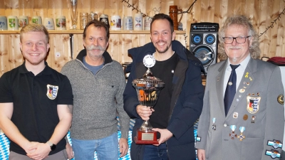 Die Gewinner der Vereinsmeisterschaft von links zweiter Sieger Jannik Knauer, Schießwart Gerhard Herbst, Vereinsmeister und Pokalgewinner Andreas Dötterl und 1. Vorsitzender Hermann Knauer. (Bild: Hermann Schmidt)