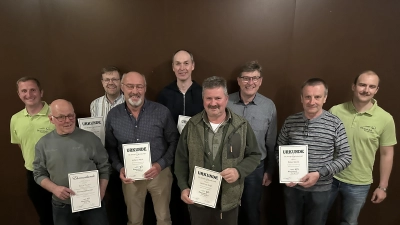 Die Mitglieder des Stopselclubs wurden geehrt. Erich Pechtl (2.v.l.) wurde zum Ehrenmitglied ernannt. (Bild: Florian Schlegel)