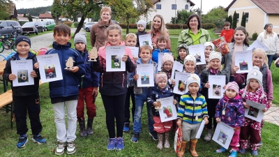 Die teilnehmenden Kinder bei der Preisverleihung mit Urkunde und Preisen (Bild: Annette Heldmann)