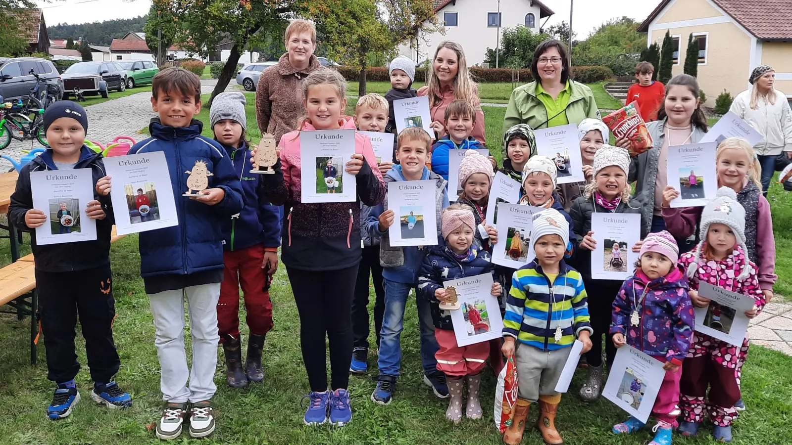 Die teilnehmenden Kinder bei der Preisverleihung mit Urkunde und Preisen (Bild: Annette Heldmann)