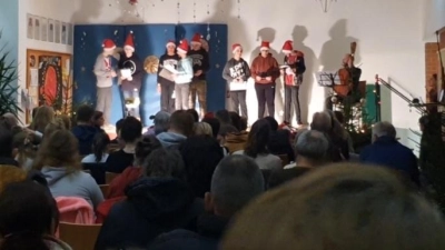 Die Klasse 6/7 auf der Bühne (Bild: Jakob Seifert)