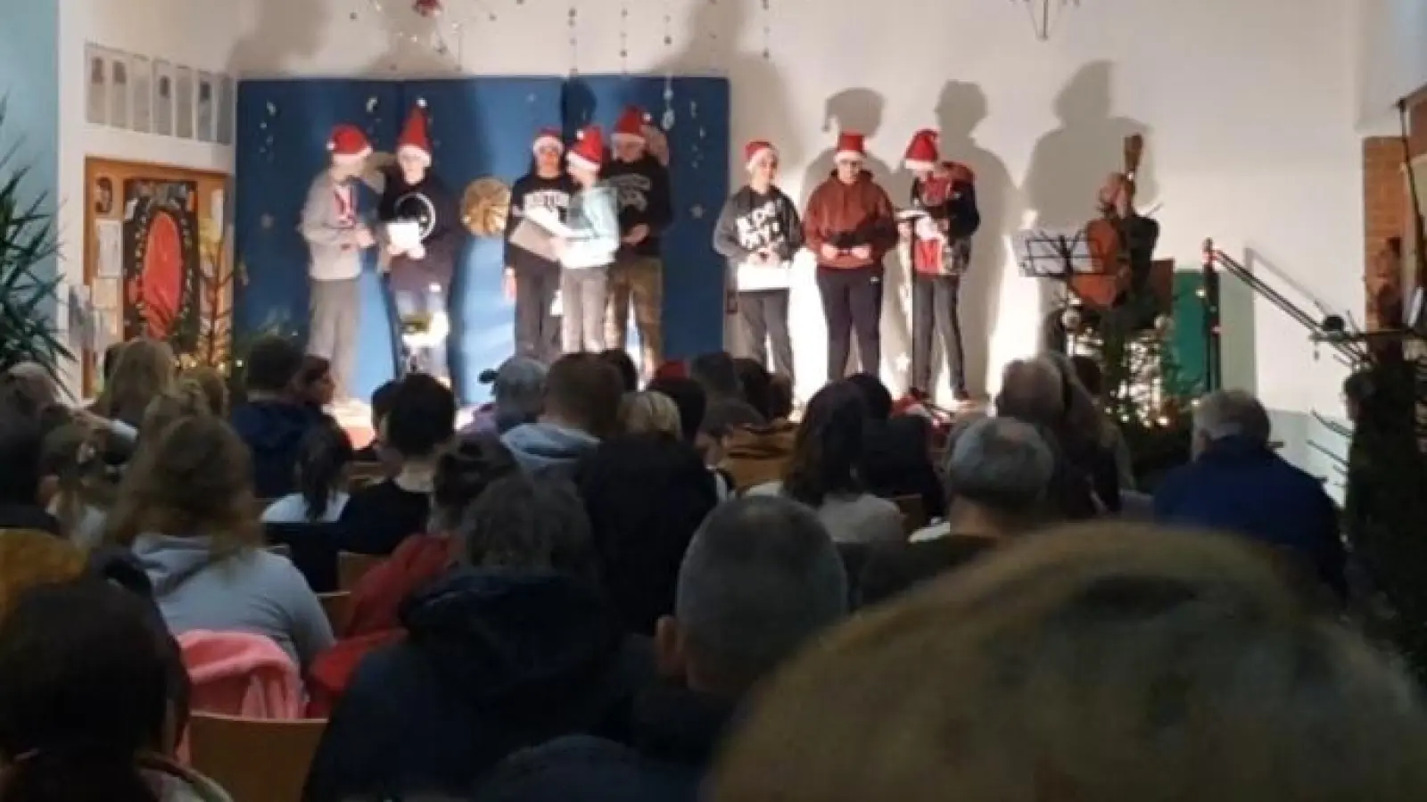 Die Klasse 6/7 auf der Bühne (Bild: Jakob Seifert)