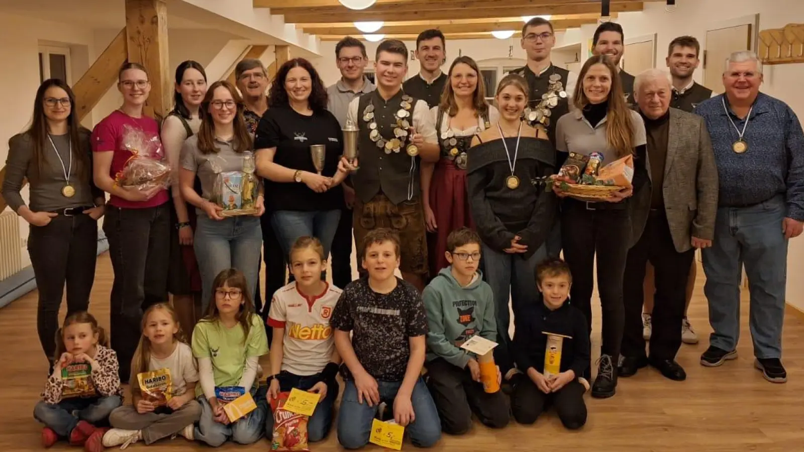 Die Preisträger zusammen mit Bürgermeister Johann Wilhelm (3.v.r.) und Schützenmeister Josef Hanauer jun. (2.v.r.) (Bild: Andrea Zimmermann )