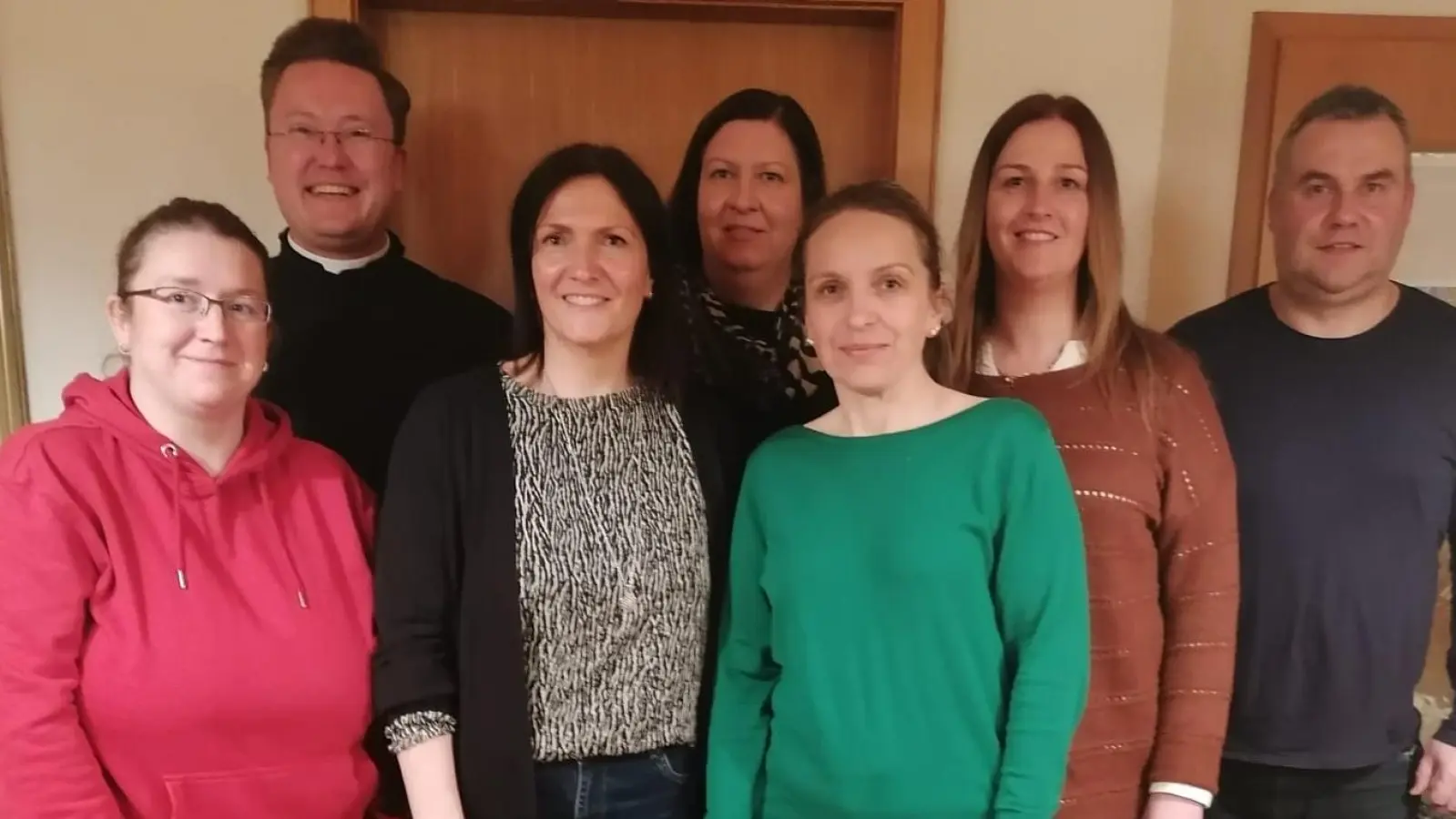 Ein Teil der alten und neuen Vorstandschaft mit Kaplan Herrn Alexander Röse.  (Bild: Herbert Konrad)