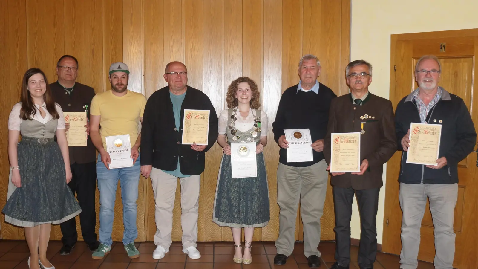 2. Schützenmeisterin Selina Delling, 1. Schützenmeister Eduard Delling, Michael Obendorfer, Erwin Luber, Daniela Schmidt, Johann Schanderl, Manfred Luber und Roland Obendorfer (Am Kobel) -von links.  (Bild: Eduard Delling)