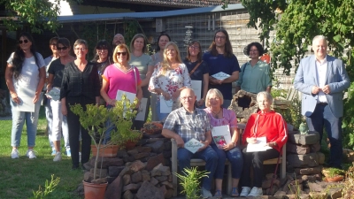 Die mit der Plakette „Naturgarten – Bayern blüht“ ausgezeichneten Gartenbesitzer im Landkreis Amberg-Sulzbach mit Kreisvorsitzendem Richard Reisinger (r.) und Kreisfachberaterin Michaela Kopp (4. v. l.) (Bild: Michaela Kopp)