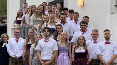 Kirwapaare mit Pfarrerin Renate Schauer. (Bild: Tanja Appel )