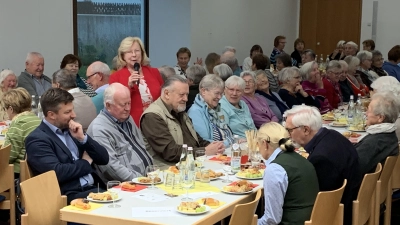 Seniorenbeauftragte Gabriele Beck (stehend) begrüßte alle anwesenden Senioren, 1.Bürgermeister Peter Neumeier (links sitzend), 2.Bürgermeisterin Gabriele Wittleben (rechts sitzend) und daneben unseren Altbürgermeister Manfred Rodde.  (Bild: Silvia Beck)