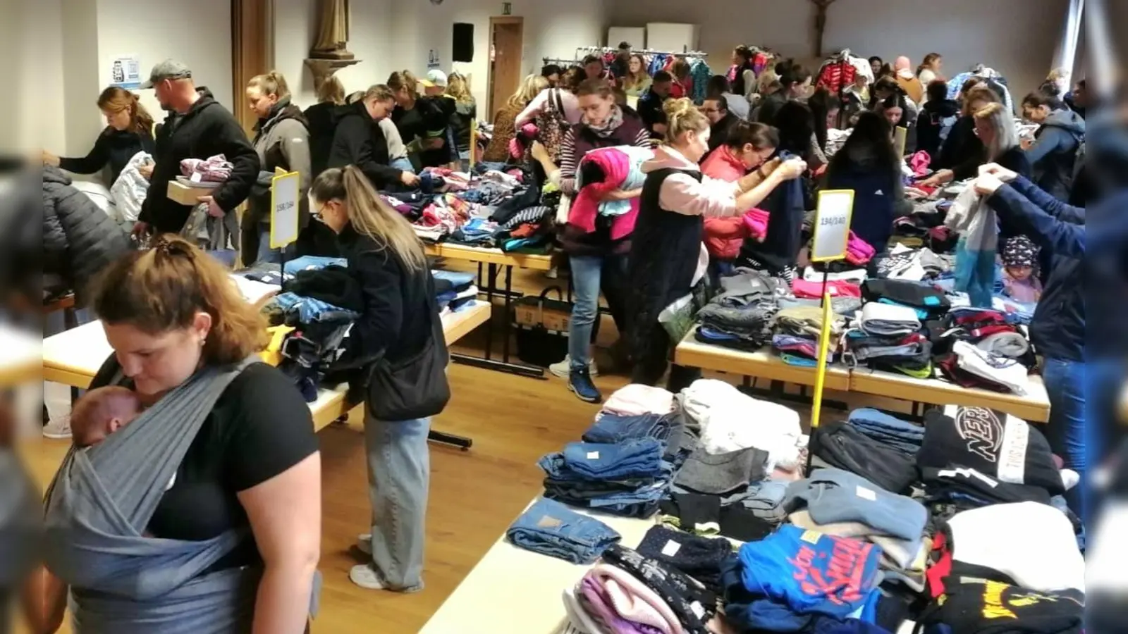 Der Andrang beim Baby- und Kinderbasar des AWO Ortsvereins war groß (Bild: Maria Müller)