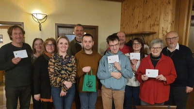 Die Spendenempfänger von links: Thomas Schuster vom Diözesanvorstand (Senegalprojekt), Maria Meyer und Brigitte Meyer von der KLB Wernersreuth, Romina Rauch von den Wohngemeinschaften St. Benedikt mit Michael und Patrick, Diakon Matthias Rössle (SAPV Waldnaab, hinten Mitte) Thomas Mathes und Beate Gmeiner von der Kinderkrebshilfe (dritte und vierter von rechts) Dr. Annemarie Schraml für die Feuerkinder (zweite von rechts), KLB-Landvolkpfarrer Anton Witt (rechts) (Bild: Brigitte Meyer)