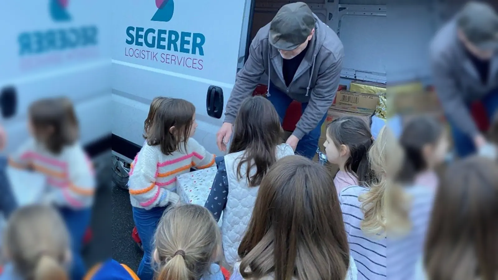Kinder der Grundschule Leuchtenberg beim Beladen des Weihnachtstruckers. (Bild: Sophie Wittmann)