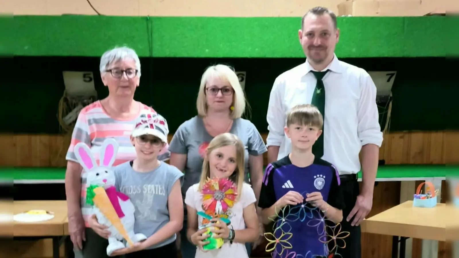 Hinten links Helga Wirth, Julia Bayer, Christopher Mayer. Unten links Julia Gebhardt, Clara Mayer, Sebastian Brunner. (Bild: Julia Bayer)