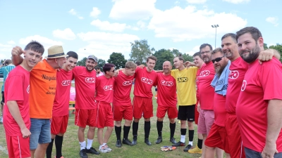 Top motiviert war das Team der SPD Ensdorf mit Trainer Heiner Graf (2.v.l.), MdB David Mandrella (7.v.l.) und Ensdorfs Bürgermeister Hans Ram (8.v.l.) und Ortsvorsitzendem Bastian Bartmann (11.v.l.). (Bild: Michael Rabenhofer)
