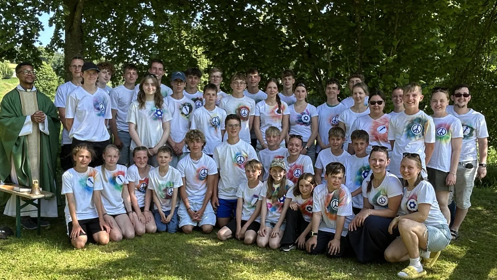 Die Minischar in ihren selbstgestalteten T-Shirts (Bild: Alexander Schmid)