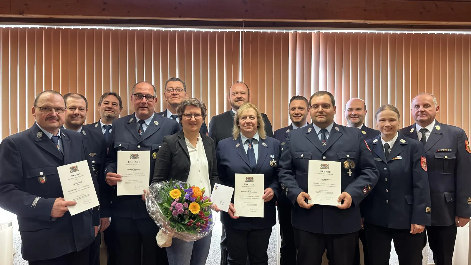 Die vier geehrten Kameradinnen und Kameraden mit Partnerin und Partner, sowie Landrat Andreas Meier und den Führungskräften der Schirmitzer Wehr und des Landkreises Neustadt/WN (Bild: Mathias Ertl)