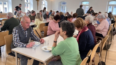 Im Pfarrsaal schmeckten die Fastensuppen allen sehr gut. (Bild: Marianne Moosburger)