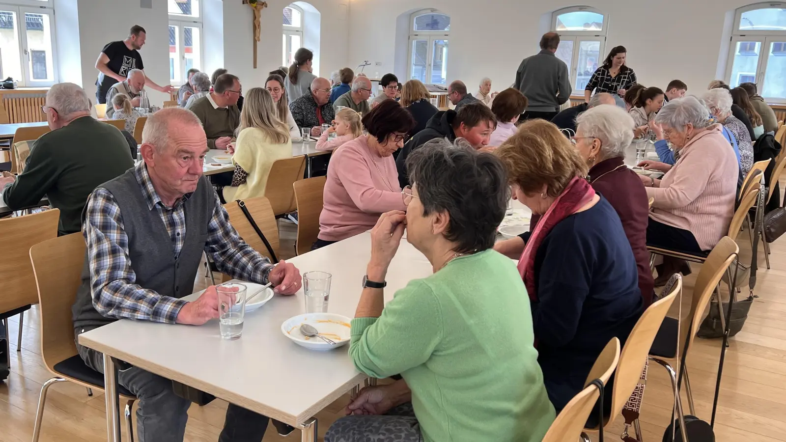 Im Pfarrsaal schmeckten die Fastensuppen allen sehr gut. (Bild: Marianne Moosburger)