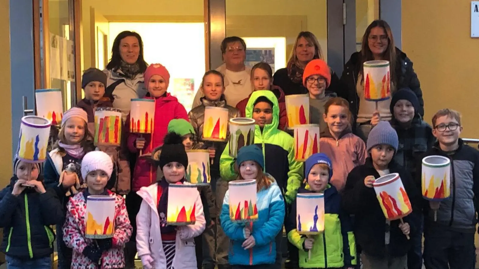 Die Kinder mit den fertigen Laternen. (Bild: Elisabeth Waldeck)