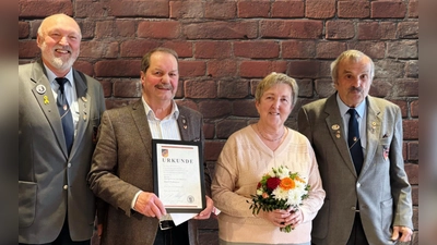 Von links: Stellvertretende Vorsitzender Xaver Ram, Josef Viehauser, Anneliese Viehauser, Vorsitzender Wolfgang Richthammer (Bild: Wolfgang Richthammer)