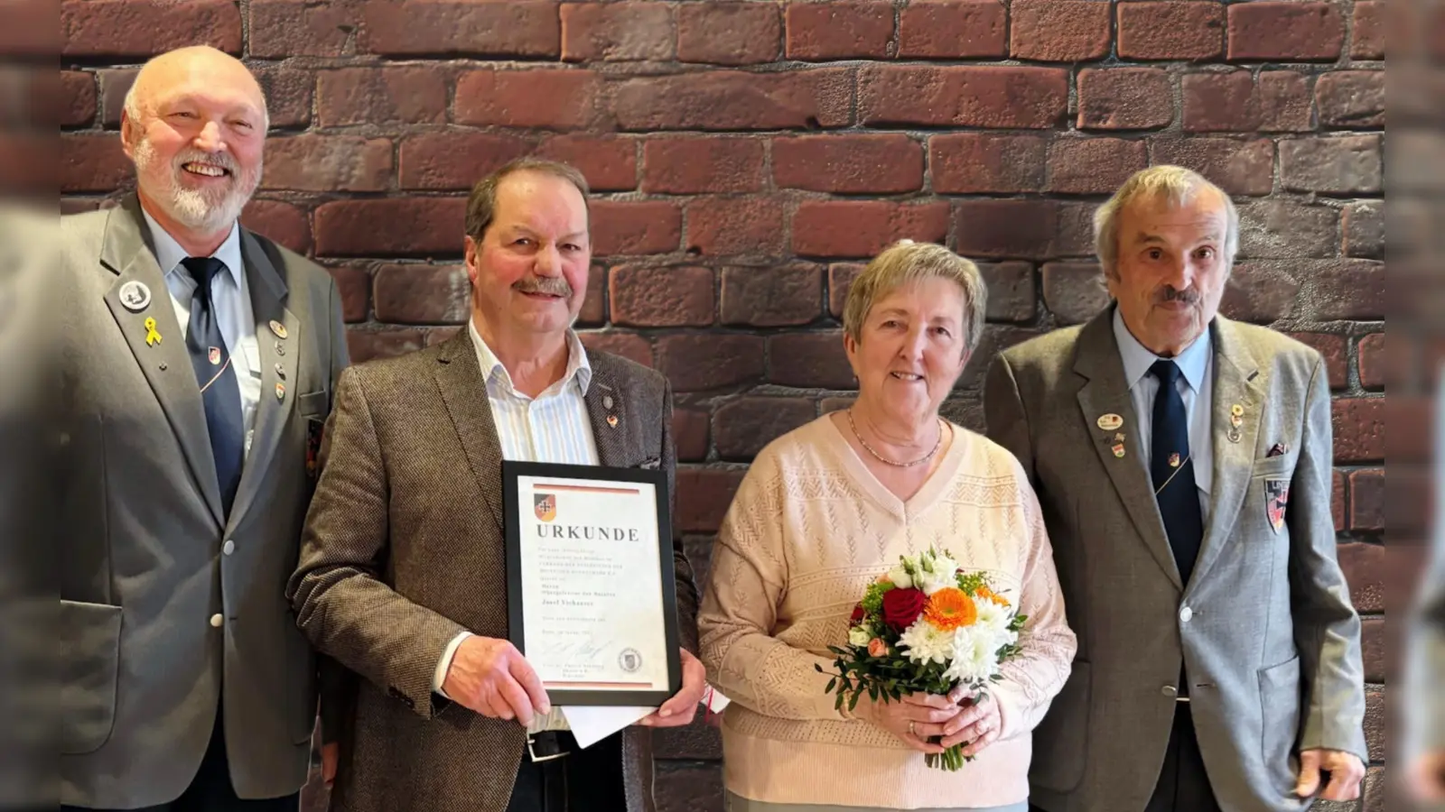 Von links: Stellvertretende Vorsitzender Xaver Ram, Josef Viehauser, Anneliese Viehauser, Vorsitzender Wolfgang Richthammer (Bild: Wolfgang Richthammer)