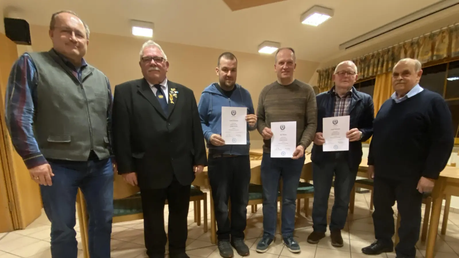 Für 10jährige Treue wurden (Mitte von links) Leon Hammer, Karl Kraus und Josef Haneder geehrt. Mit dabei Bürgermeister Ludwig Gürtler (links), Kreisvorsitzender Richard Berger und Vorstand Hubert Schönberger. (Bild: Josef Glas)