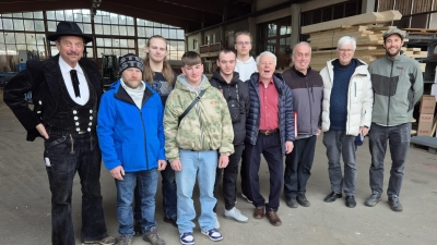 V.l. Seniorchef Dieter Kohl, Lehrer Martin Braun, 4 Schüler, Übersetzer Emil Danner, Lehrer Ladislav Kubias, Karl Müller, GF Michael Kohl, (Bild: Karl Müller)