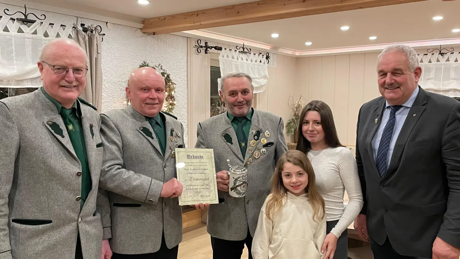 Von links: Schützenmeister Erich Völkl, Vorsitzender Helmut Kipferl, Ehrenmitglied Andreas Gleißner sen. mit den beiden Enkelkindern Elisa und Julia Gleißner und Bürgermeister Johann Burger (Bild: Sarah Haberkorn)