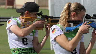 Die fünffache Weltmeisterin Kerstin Schmidt (links) beim Schießen in Kairo. (Bild: Privat)