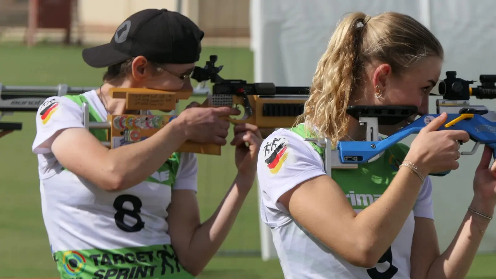 Die fünffache Weltmeisterin Kerstin Schmidt (links) beim Schießen in Kairo. (Bild: Privat)
