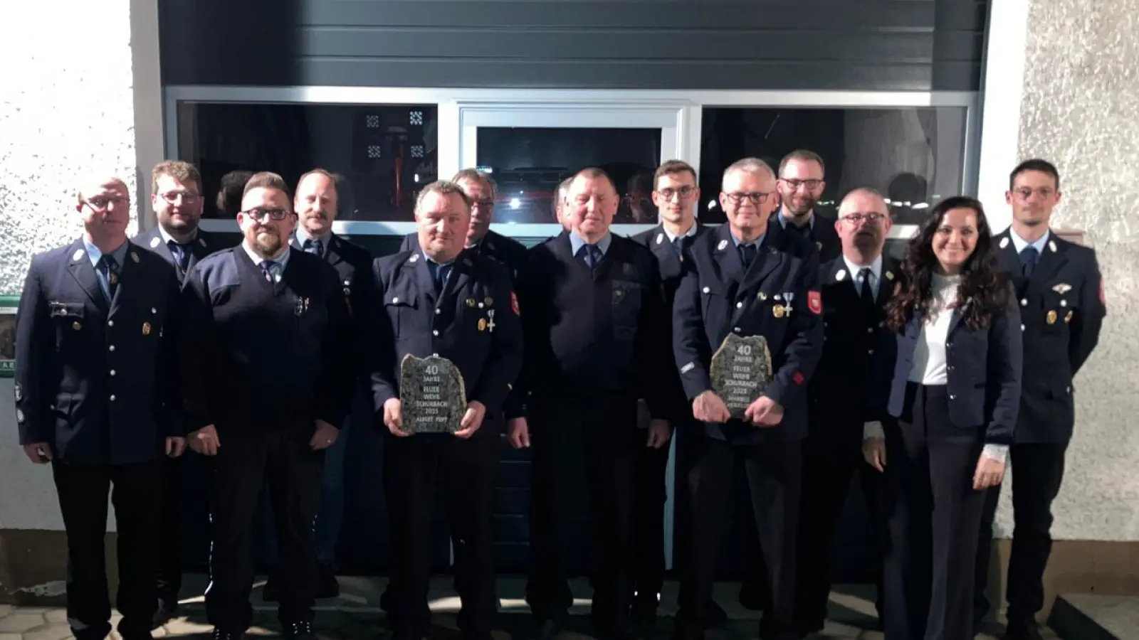 Bildbeschreibung von hinten links nach rechts: Berthold Bayer(Beisitzer); Reinhard Greger (2. Vorsitzender); Bernd Hertel und Bernhard Ponath (Kassenprüfer); Simon Rickauer (Schriftführer); Johannes Kuchenreuther (Gerätewart). Vorne links nach rechts: 1. Kommandant Alexander Hecht, Björn Korndörfer, 2. Kommandant Albert Popp mit Steinpräsent; Ehrenkommandant Heribert Hecht; 1. Vorsitzender Markus Kuchenreuther mit Steinpräsent; KBM Günther Fachtan, 1. Bürgermeisterin Margit Bayer und 1. Kommandant der Stützpunktfeuerwehr Lukas Neubauer (Bild: Gerhard Kuchenreuther)
