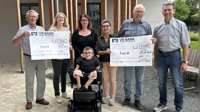 Von links nach rechts: 1. Vorstand Initiative MEINE e.V. Manfred Lilla mit Jasmin Suchomel, Mama Andrea Lehmeier mit Luca, Gründungsvorstände Stiftung MEINE Elisabeth und Christian Nerlich mit Vorstand Stefan Luft (Bild: Christian Suchomel)